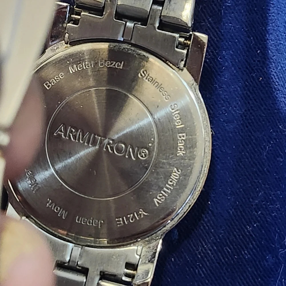 Armitron water resistant mens watch - Picture 7 of 8